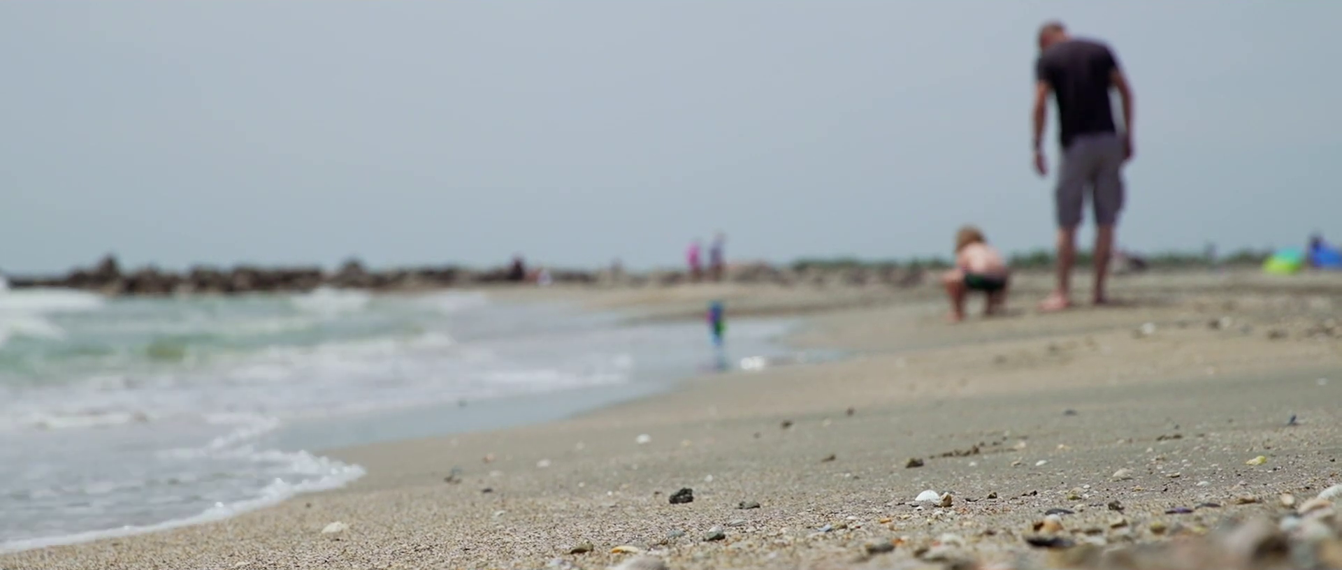 Romain Salza sur la plage avec son fils.