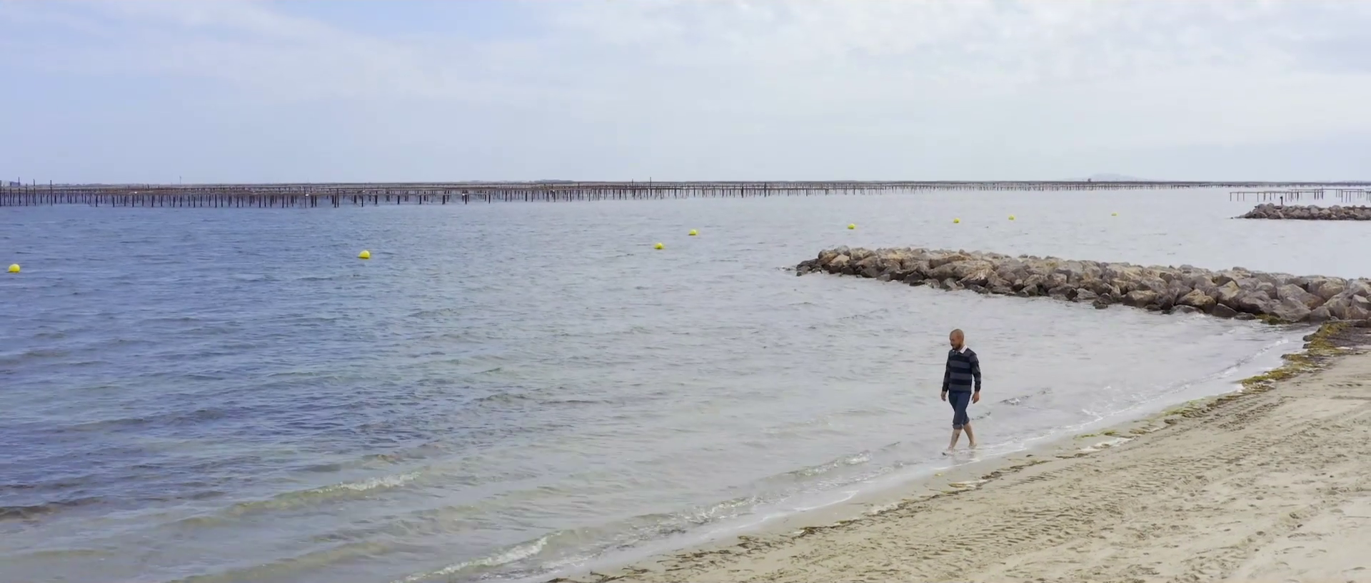 Romain Salza sur le littoral vu de haut.